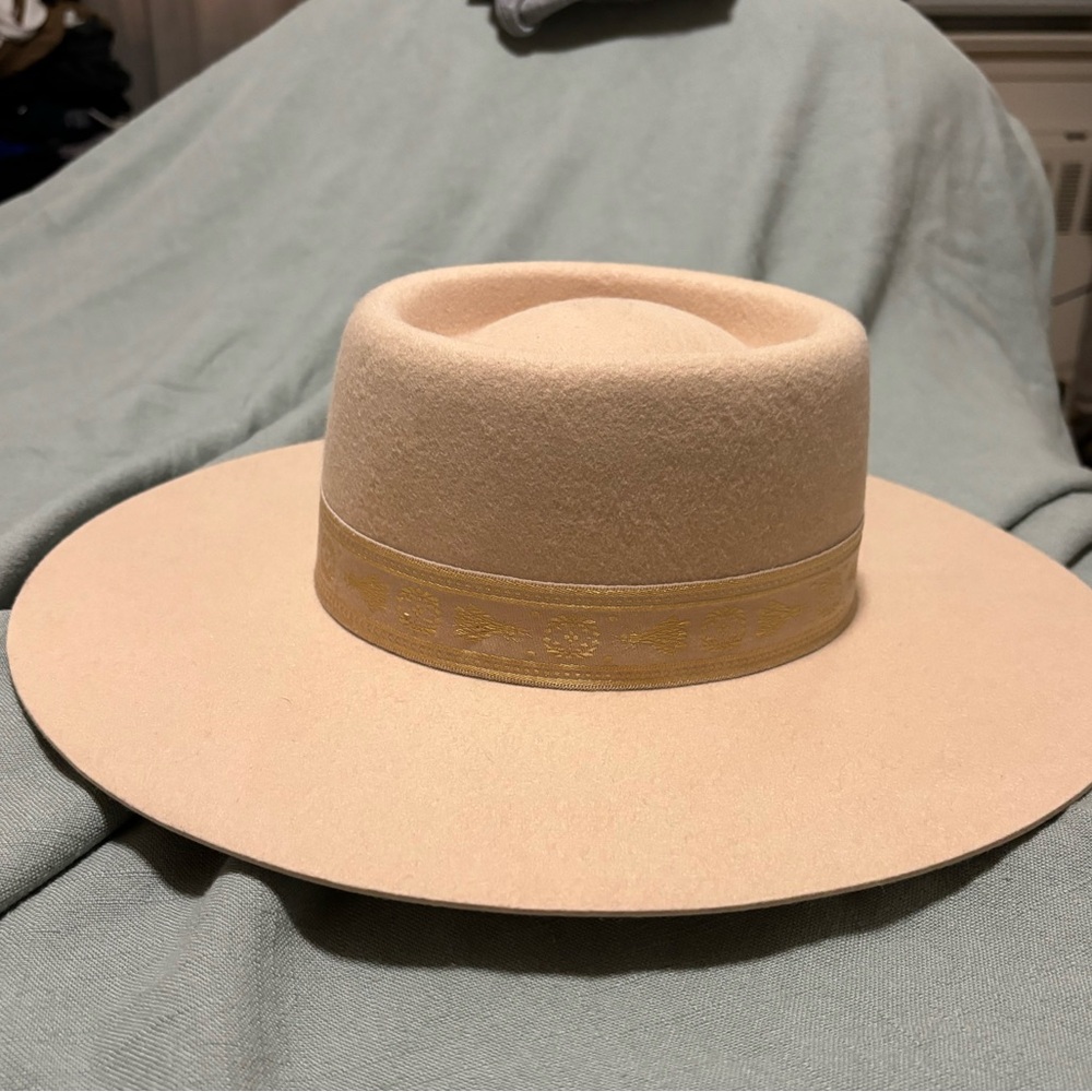 Lack of color boater hat